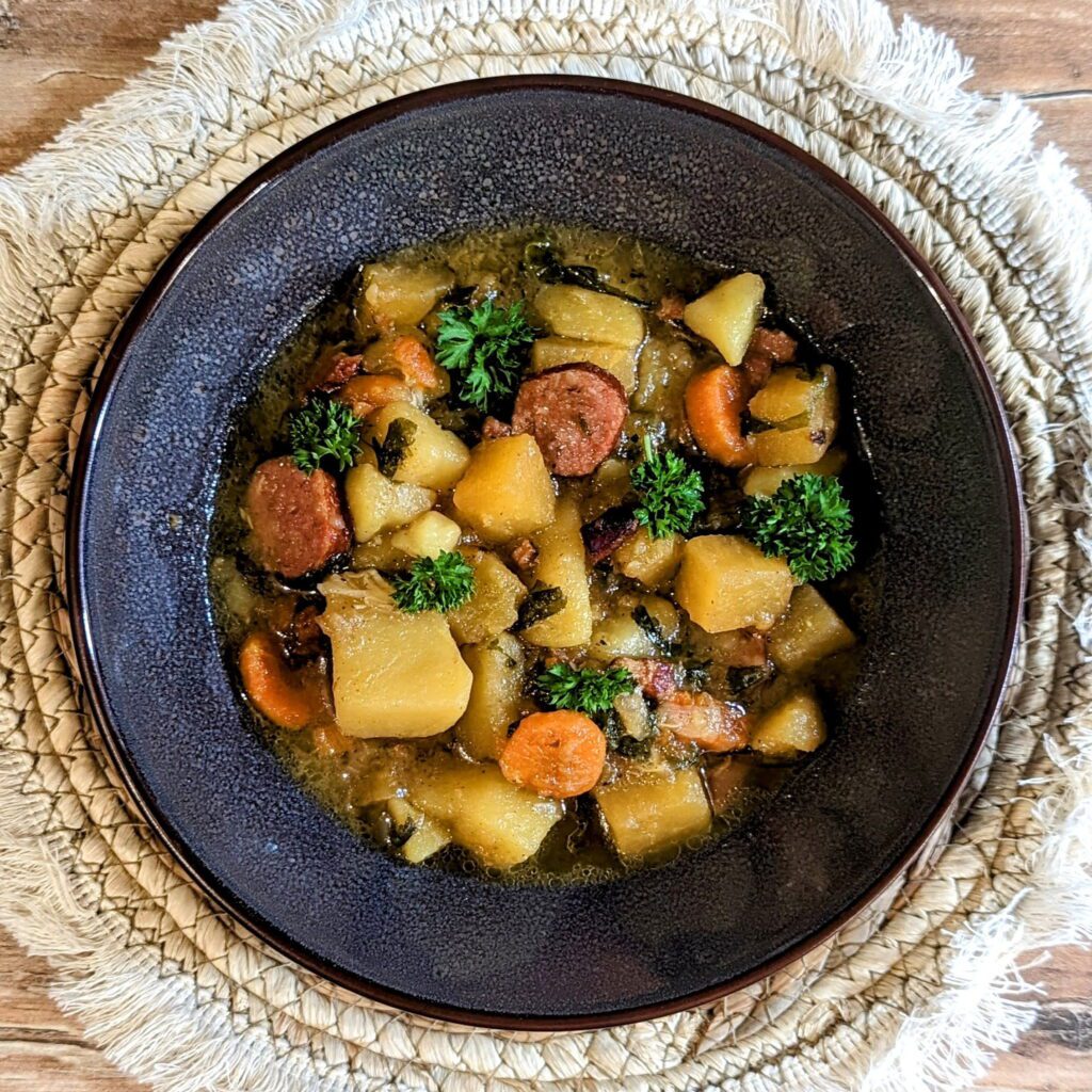 Ein dampfender Topf mit herzhaftem Steckrübeneintopf, garniert mit frischer Petersilie