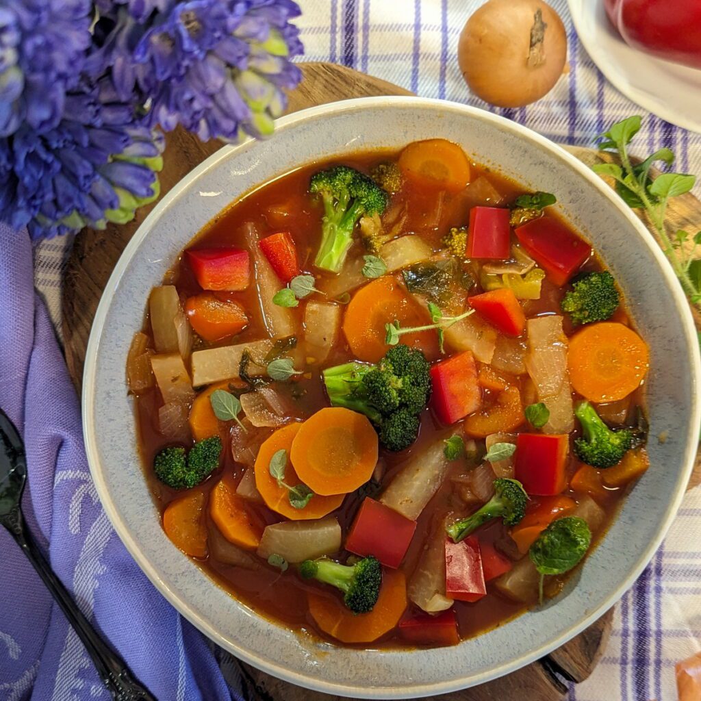 Ein Teller mir buntem Gemüseeintopf, mit Möhren, Kohlrabi, Paprika und Brokkoli