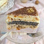 Ein Stück der Drei-Schichten-Torte mit Nüssen, Mohn und Aprikosen.