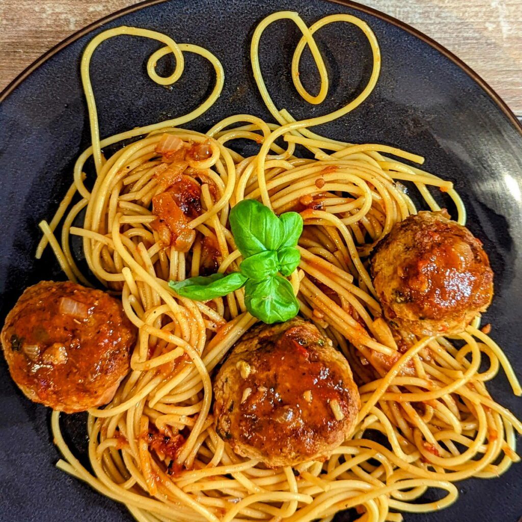 Spaghetti mit Tomatensoße und mehreren Hackbällchen