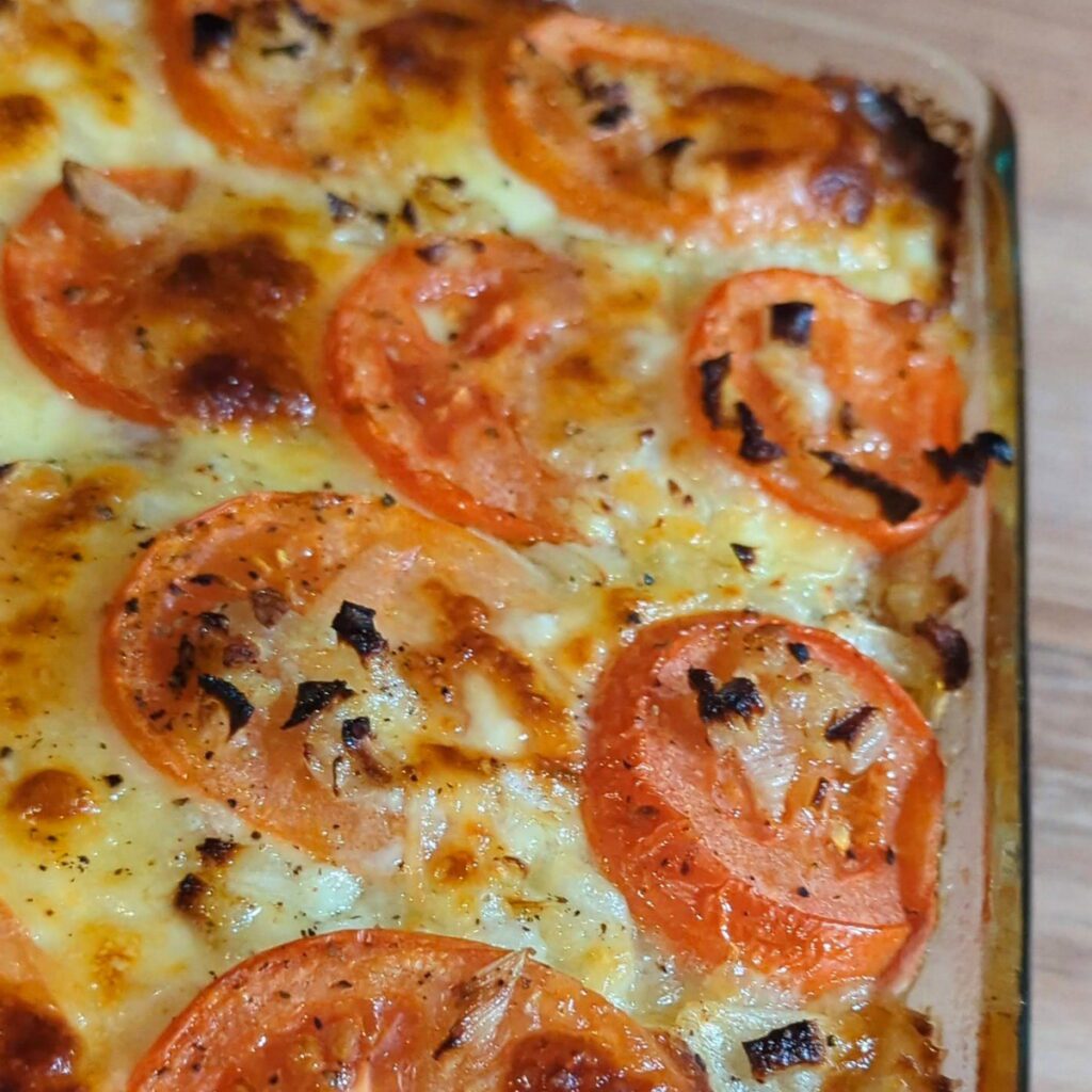 Leckerer dampfender Tomaten-Mozzarella-Auflauf auf dem Ofen