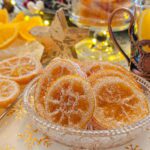 Kandierte Orangenscheibenaauf einem Kristallteller, weihnachtlich angerichtet